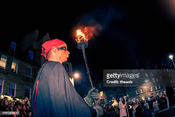 torch bearer at the samhuinn fire festival, edinburgh - samhuinn stockfoto's en -beelden