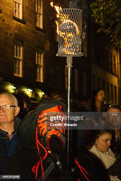 torch inhaber des samhuinn fire festival, edinburgh - samhain stock-fotos und bilder