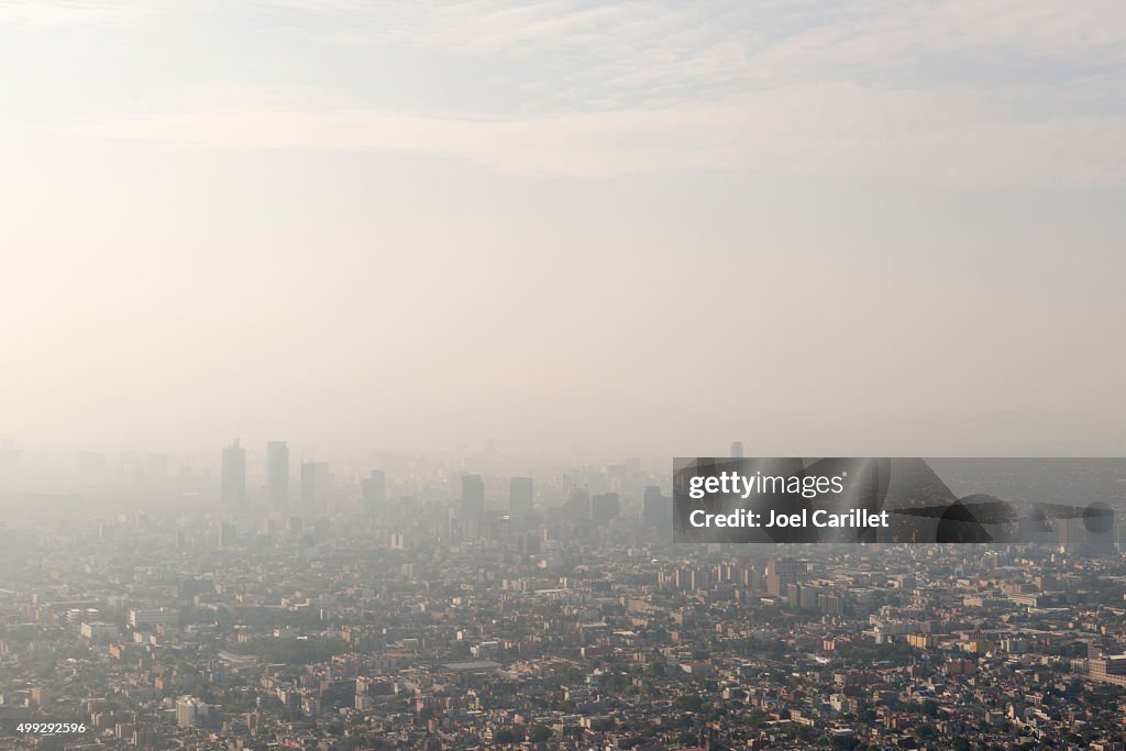 Mexico City skyline und smog