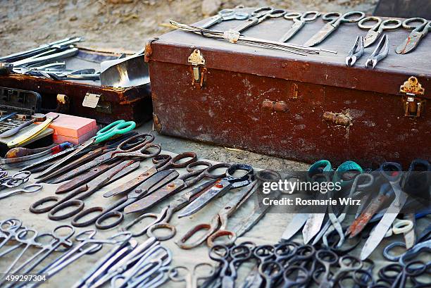 old scissors on a bukhara suburban street market - metallartikel stock-fotos und bilder