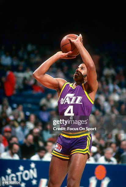 Adrian Dantley of the Utah Jazz shoots against the Washington Bullets during an NBA basketball game circa 1980 at the Capital Centre in Landover,...