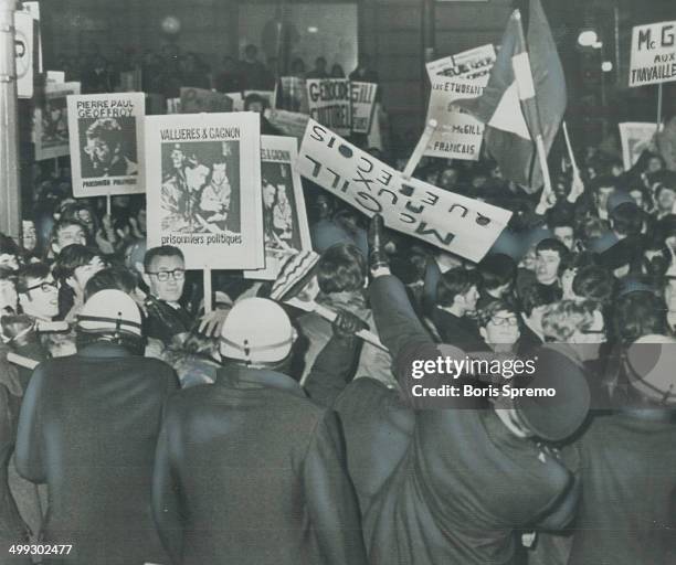 Appalling Behaviour Appall Photos and Premium High Res Pictures - Getty Images