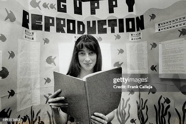 Guppy puppies: Rebecca Sikkema; 16; of Acton High School; checks over..., Nieuwsfoto's