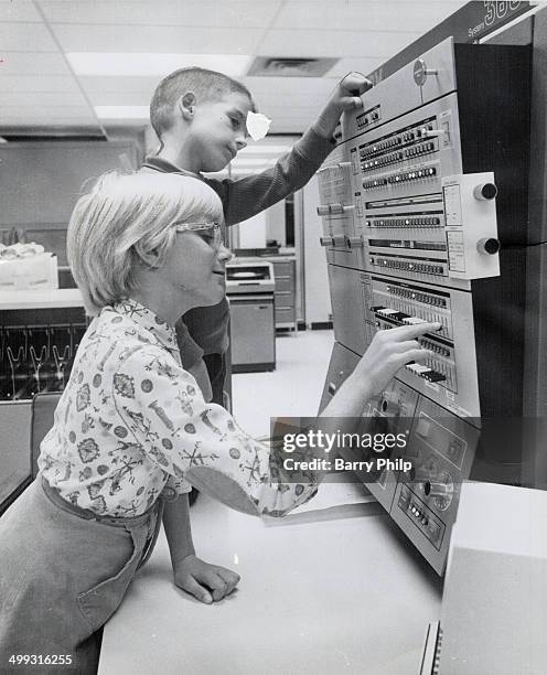 Brenda Sign Computer 80 The Brenda Armstrong Stock Photos, High-Res Pictures, and Images ...