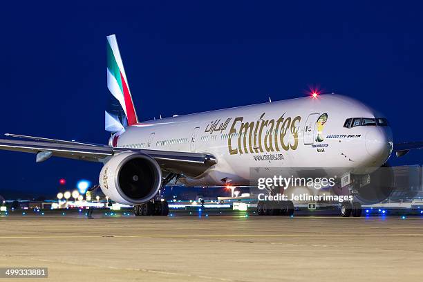 emirates airline boeing 777-300/er - emirates airline stock pictures, royalty-free photos & images