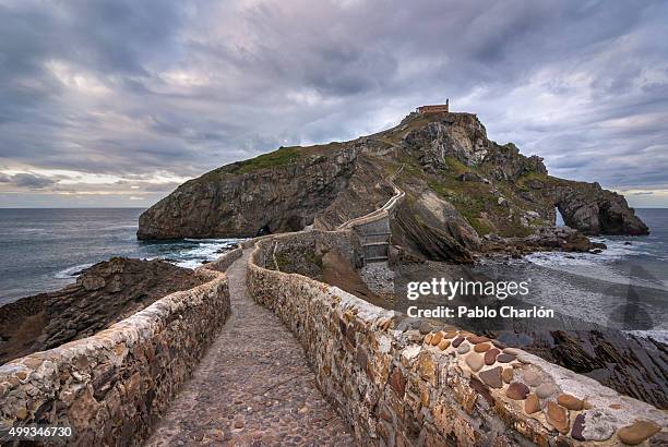 san juan de gaztelugatxe - gaztelugatxe fotografías e imágenes de stock