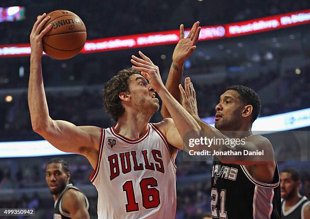 Pau Gasol of the Chicago Bulls shoots agaist Tim Duncan of the San Antonio Spurs at the United Center on November 30, 2015 in Chicago, Illinois. Note...