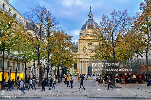Cena da Place De La Sorbonne, um lugar super agradável! em frente a universidade om vários bares, restaurantes e lojas. Paris França. Scene from...
