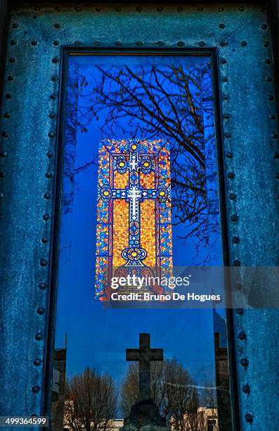 pere lachaise cemetery in paris, france - pere lachaise cemetery stock pictures, royalty-free photos & images