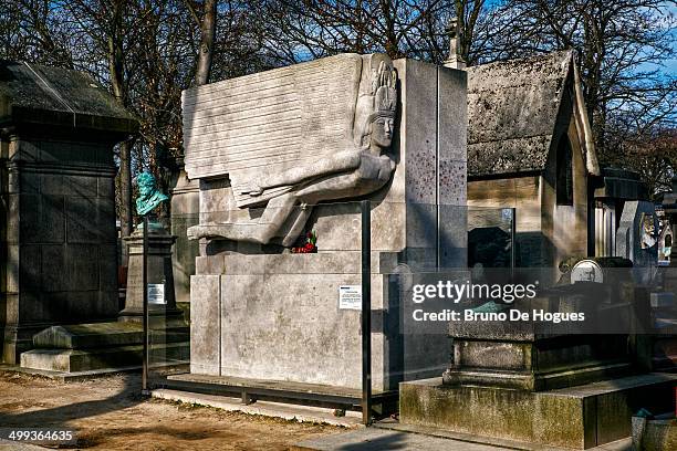 pere lachaise cemetery in paris, france - oscar wilde tombstone stock pictures, royalty-free photos & images
