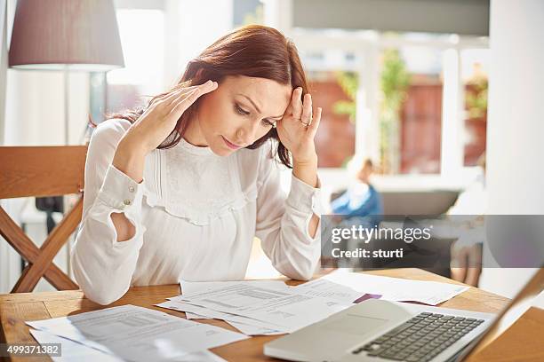 junge mutter, die schulden druck - ehefrau stock-fotos und bilder