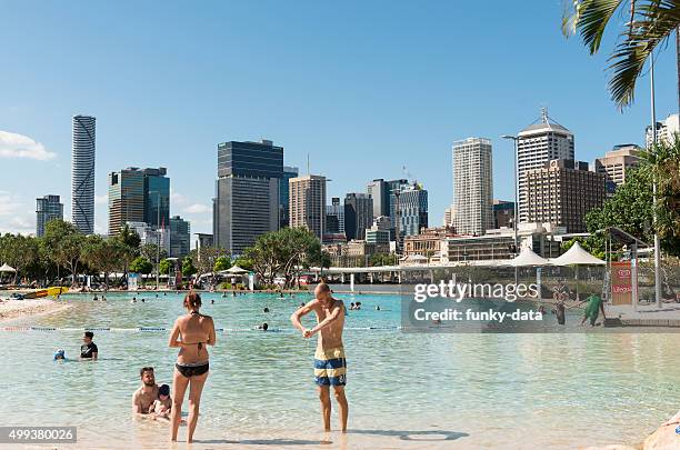 southbank parklands strand in brisbane - southbank brisbane stock-fotos und bilder