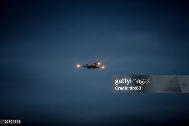 jet de american airlines aterrizando en la noche - aeropuerto internacional de tampa fotografías e imágenes de stock