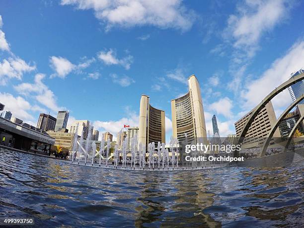 toronto city hall and nathan phillips square - day toronto stockfoto's en -beelden