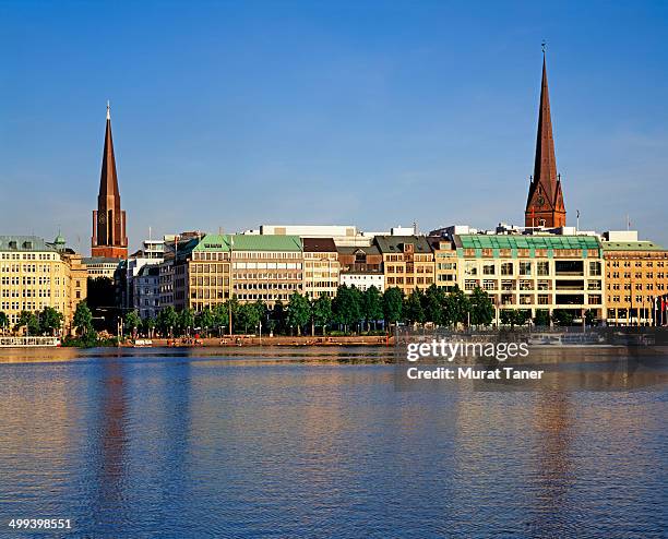 inner alster lake (binnenalster) in hamburg - stadtsilhouette hamburg stock-fotos und bilder