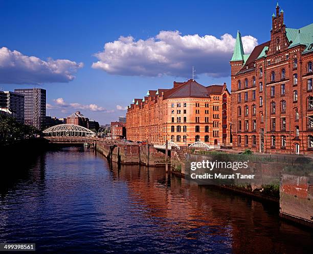 old warehouse complex (speicherstadt) - speicherstadt stockfoto's en -beelden