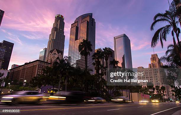 pershing square traffic - downtown los angeles stockfoto's en -beelden