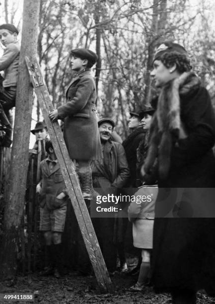 Photo reçue le 11 décembre 1937 de badauds assistant à la perquisition de la villa "La Voulzie" à La Celle-Saint-Cloud louée par le criminel Allemand...