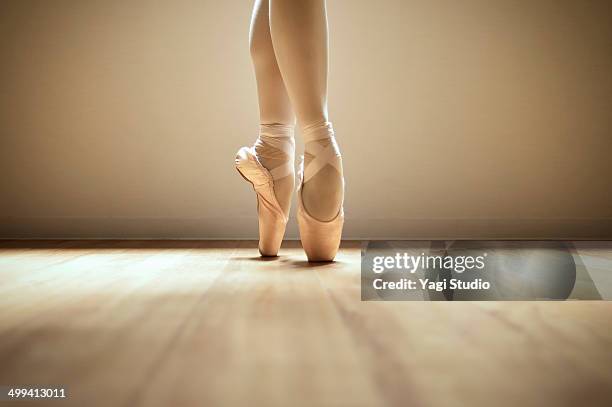 ballerina standing on toes - actuación conceptos fotografías e imágenes de stock