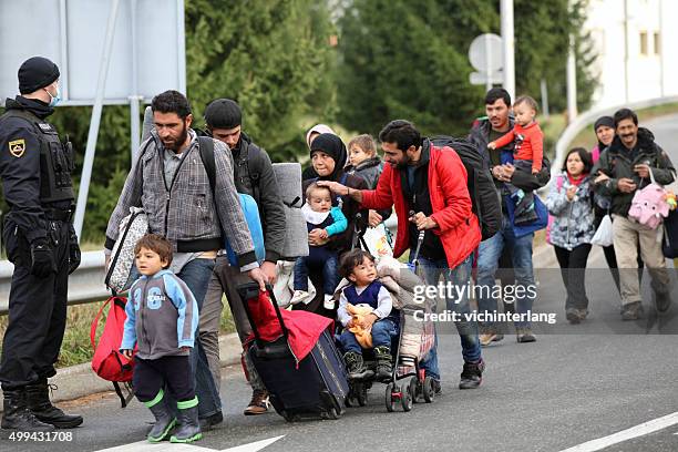 los refugiados en eslovenia-austria frontera, 19 de noviembre de 2015 - displaced people fotografías e imágenes de stock