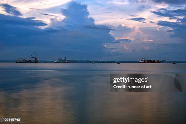 morning day with silhouette oil tanker - time lapse rig stock pictures, royalty-free photos & images