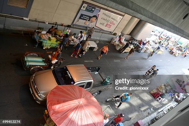 mercato domenicale di silom district, bangkok, thailandia - silom foto e immagini stock