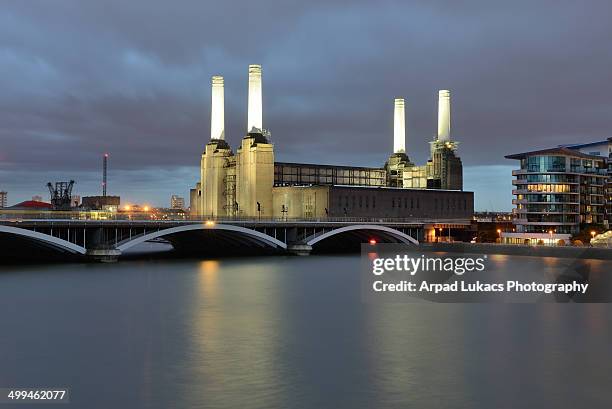 battersea power station in london - battersea power station stock-fotos und bilder