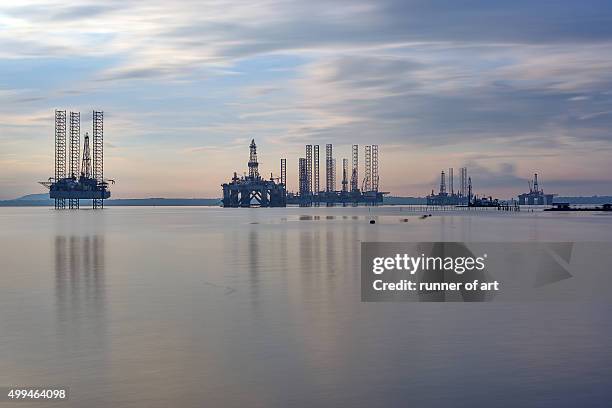 oil support vessel and oil rig at dawn - time lapse rig stock pictures, royalty-free photos & images