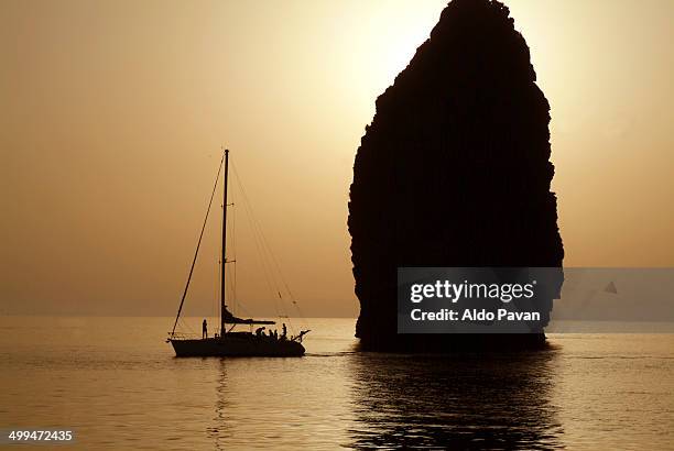 sailing at the sunset, lipari island, cliffs - farallón fotografías e imágenes de stock