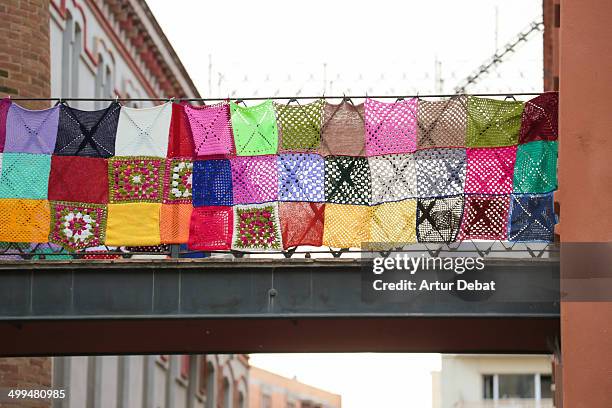 yarn bombing - yarn bombing stock pictures, royalty-free photos & images