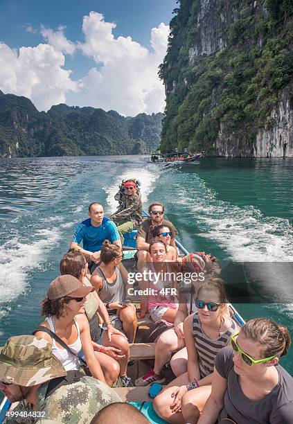 los turistas que viajan en lancha larga, khao sok, tailandia - kao sok national park fotografías e imágenes de stock