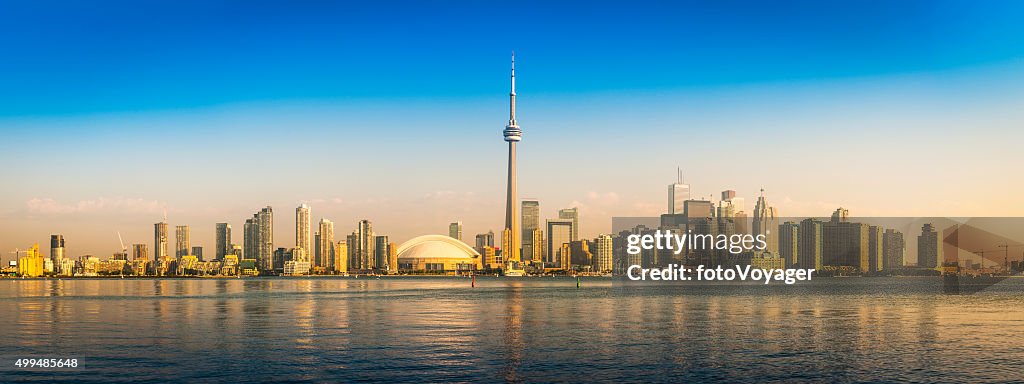 Nascer do sol em Toronto, CN Tower, frente para o mar, no centro da cidade de arranha-céus panorama Canadá