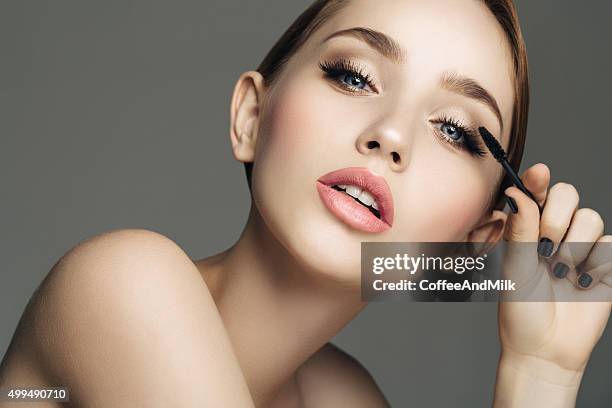 fotografia de estúdio de jovem rapariga bonita - rímel imagens e fotografias de stock
