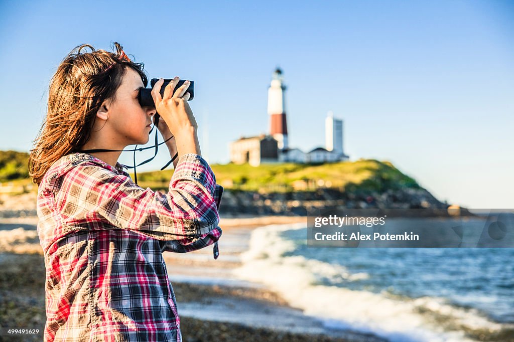 Teenager-Mädchen mit Fernglas erkunden Meer