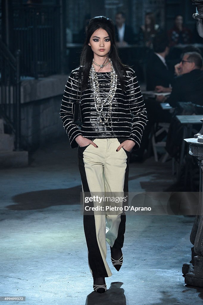 Chanel Metiers d'Art 2015/16 Fashion Show - Runway