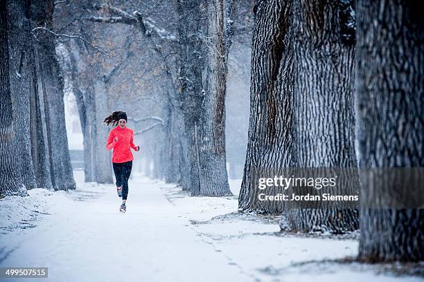 running in the winter. - jogging winter photos et images de collection