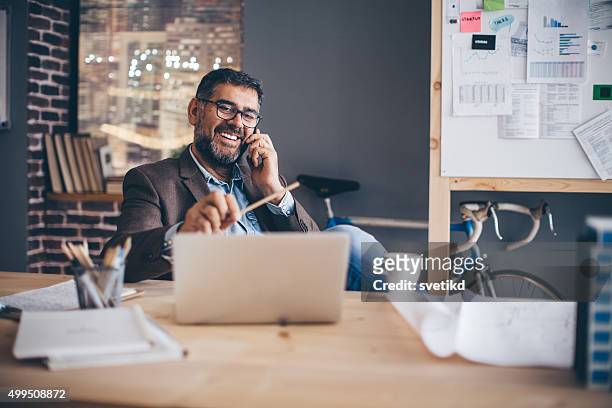 mann arbeitet im modernen büro. - businessman working on a laptop with a coffee stock-fotos und bilder
