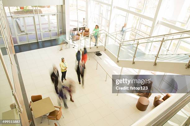 gente de negocios trabajando en la oficina, bank o el centro comercial. - atrio fotografías e imágenes de stock