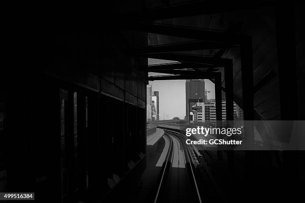 ein blick auf dubai aus der u-bahn-haltestelle metro-titel - dubai tram stock-fotos und bilder