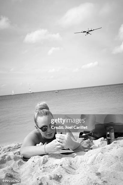 iphone selfie at maho beach, st. maarten - jet lag stockfoto's en -beelden