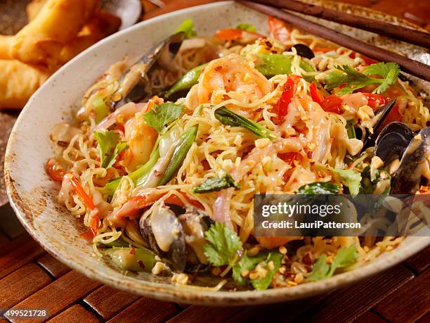 thai, seafood noodle stir fry with peanut sauce - chow mein stock pictures, royalty-free photos & images