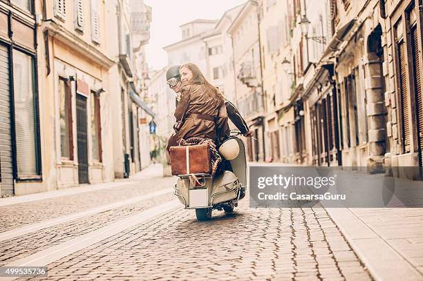 retro paar mit roller in italien - roller vintage stock-fotos und bilder