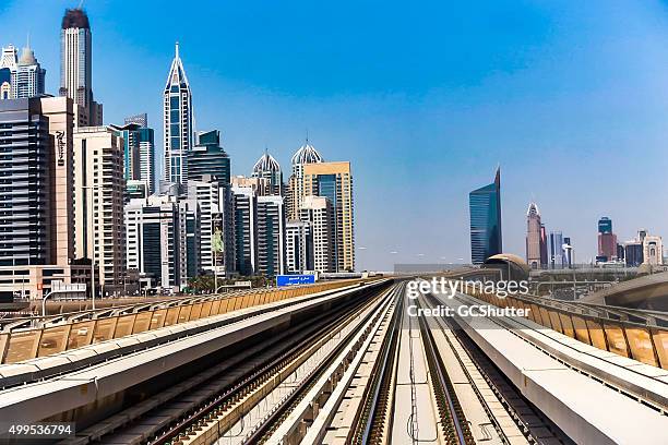 große & modernes gebäude bauwerke und die dubai metro - dubai tram stock-fotos und bilder