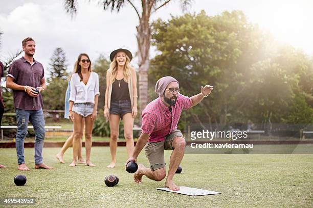spielen bowling auf dem rasen - lawn bowling stock-fotos und bilder