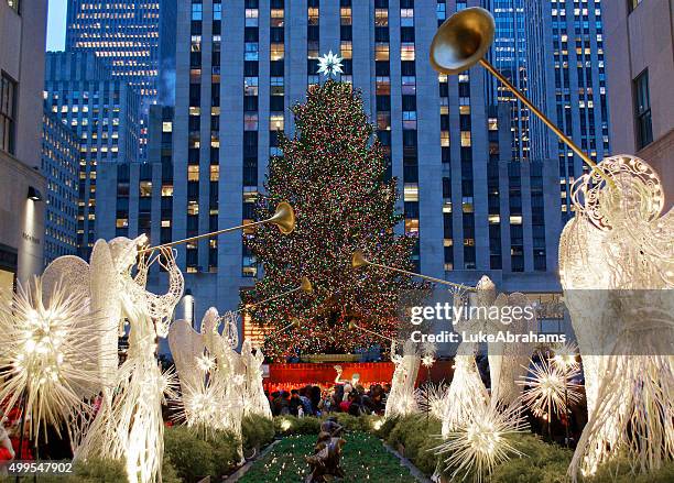 rockefeller center christmas tree new york city - christmas newyork stockfoto's en -beelden