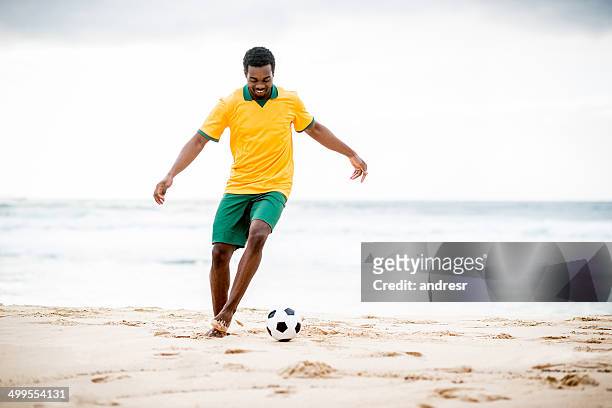 football-spieler - brazilian playing football stock-fotos und bilder