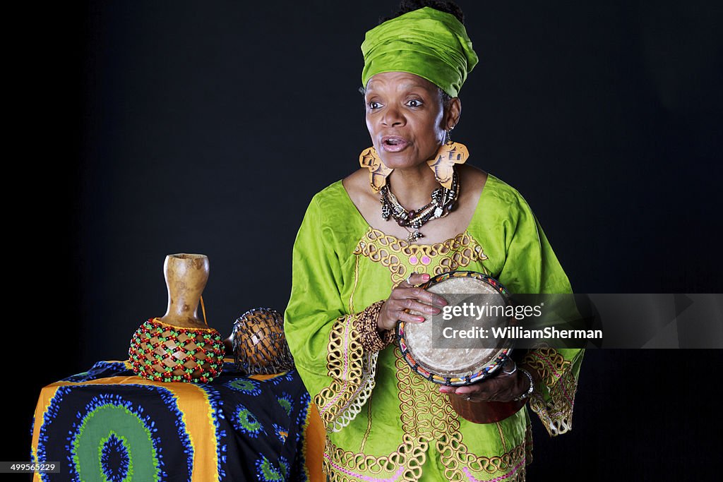 Mulher afro-americana em Attire colorido Contador de histórias