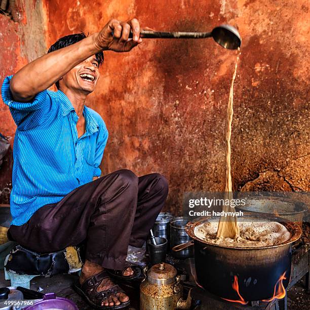 indian street seller selling tea - masala chai in jaipur - masala tea 個照片及圖片檔