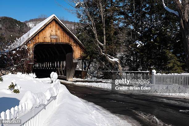 wooden covered bridge in woodstock vermont - woodstock stockfoto's en -beelden