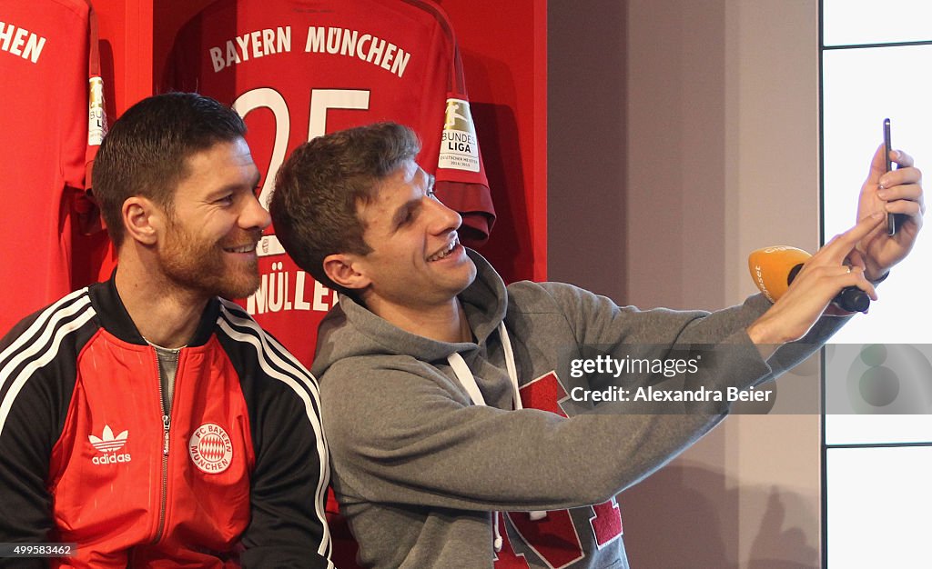 Gigaset ME Handover To FC Bayern Muenchen Players